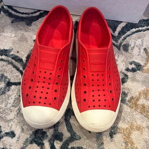 Kids size 4 natives red and white summer shoes water beach boys girls